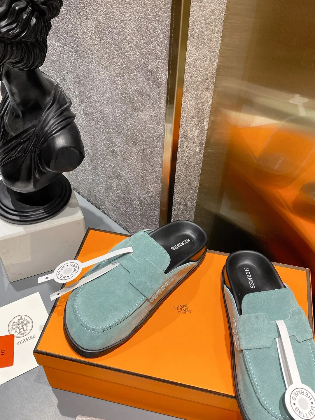 [H Family Hermès] P: 520💰 Size: Male 39-44 (45 customized) Female 35-40 (41 customized) HERMES Hermès' latest couple's cute Birkenstock slippers. Summer really needs versatile slippers. They look good no matter how you match them. They have a casual and high-end feel. The comfort is also great. They are paired with a variety of colorful socks. They are trendy. Hermès 2023 new half slippers are high quality. ●Upper: imported cow suede ●Inner lining: imported sheepskin ●Foot pads: imported mixed sheepskin ●Outsole: Tpu non-slip and wear-resistant outsole